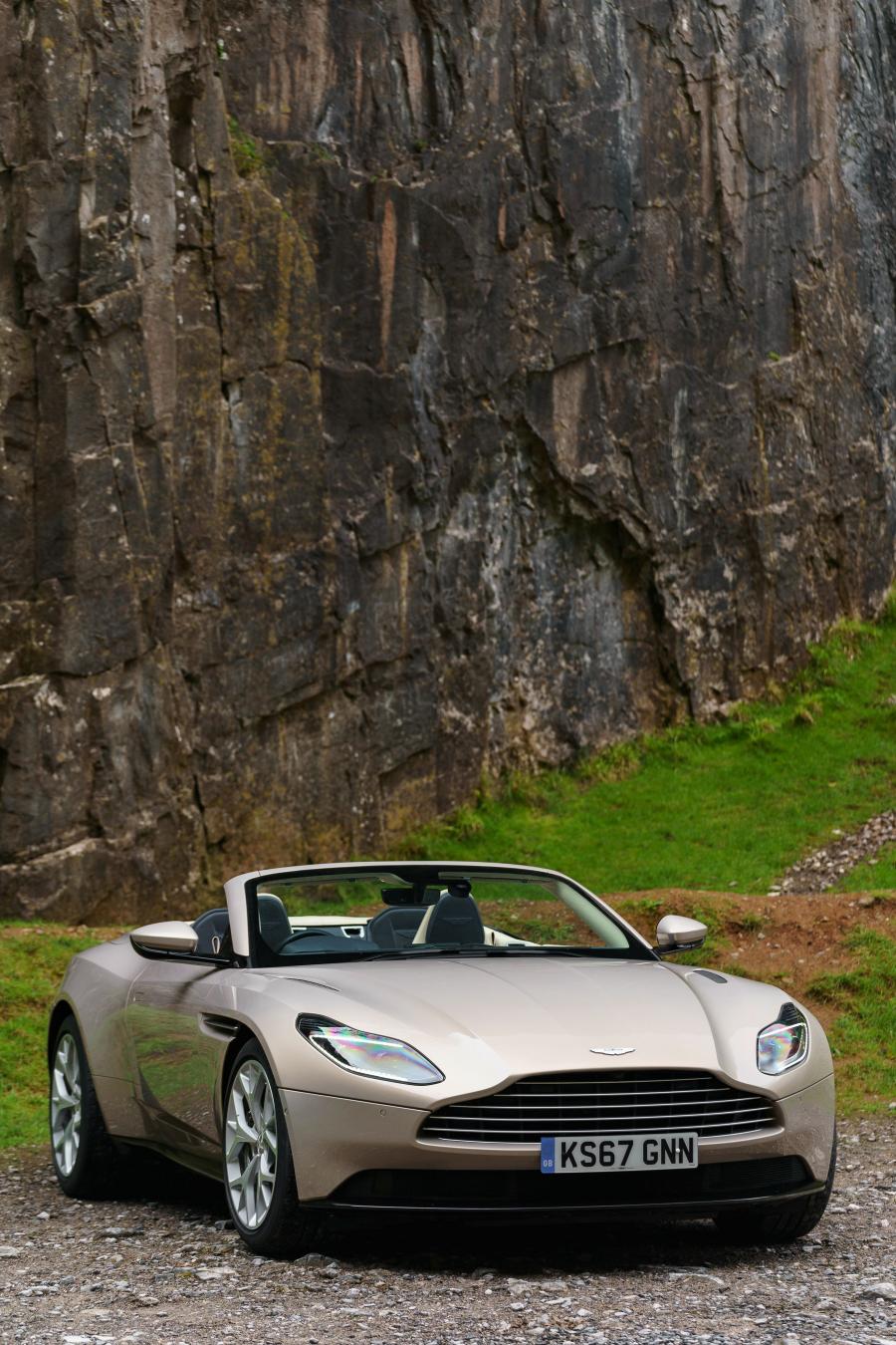  Aston Martin DB11 V8 Volante 2018 года  (UK) (фото 38 из 40)